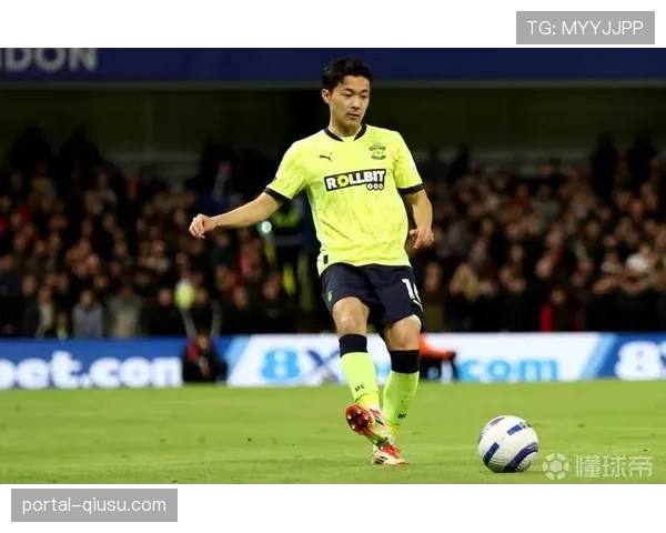 特写:定位球防守时,切尔西全队通过复杂的手势信号沟通盯人任务 特写:定位球防守时,切尔西全队通过复杂的手势信号沟通盯人任务